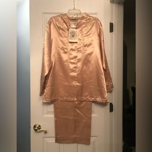 Claire’s Rose satin gold lounge wear. Size 1X.